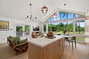 Maison, 2 chambres | Cuisine privée | Réfrigérateur, four, cafetiÚre/bouilloire, grille-pain