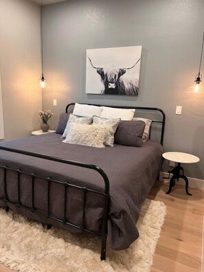 2 bedrooms, iron/ironing board, WiFi, bed sheets - Spring Branch Cottages "Texas Redbud" (Comal County)