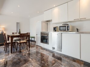 Kühlschrank, Mikrowelle, Ofen, Geschirrspüler