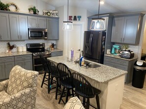 Kjøleskap, mikrobølgeovn, ovn og kokeplater