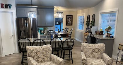 Lovely 3-bedroom house in Gillette with AC, WiFi
Close to Cam-Plex