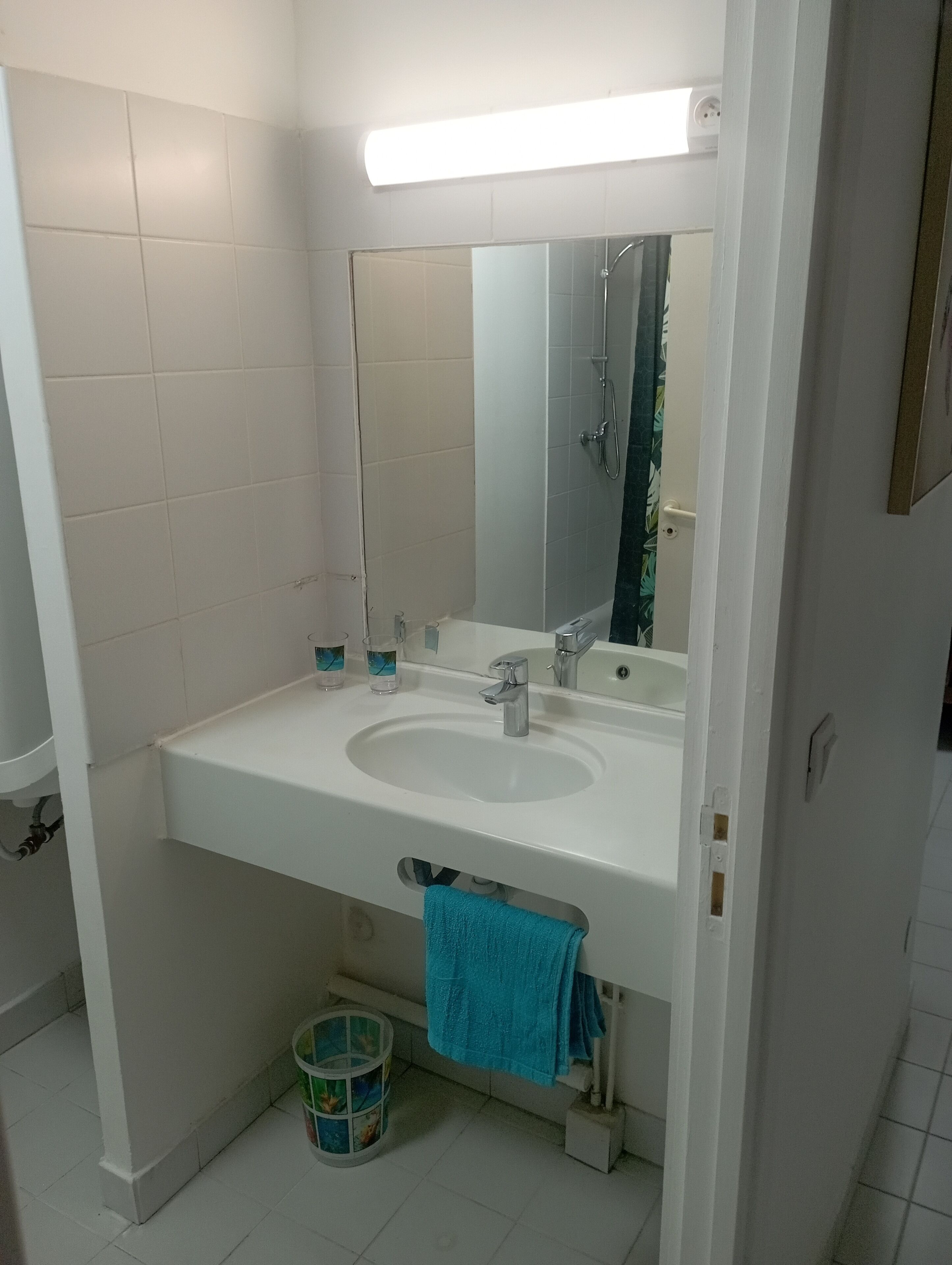 Serviettes fournies, papier toilette