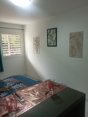 1 bedroom, bed sheets