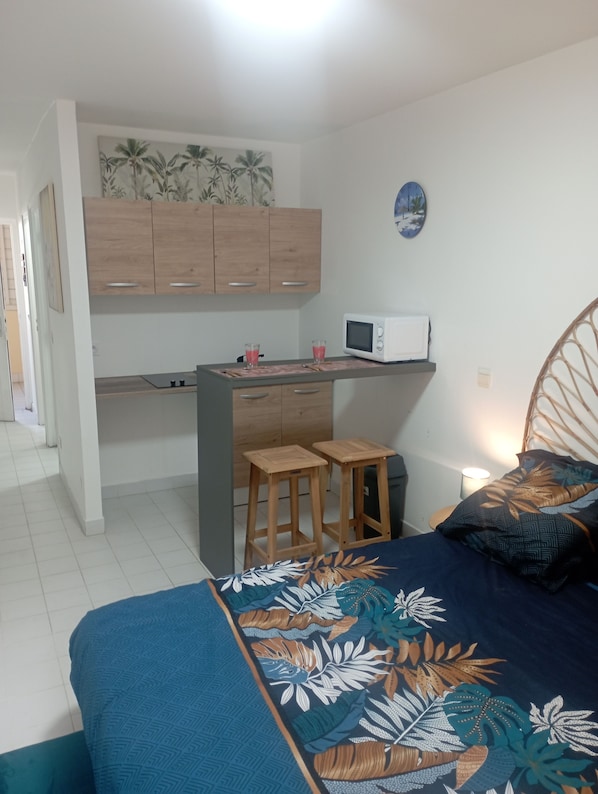 1 bedroom, bed sheets