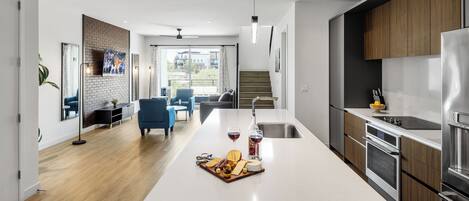 Refrigerador, microondas, horno y parrilla de estufa