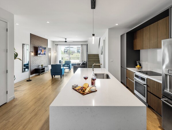 冷蔵庫、電子レンジ、オーブン、コンロ