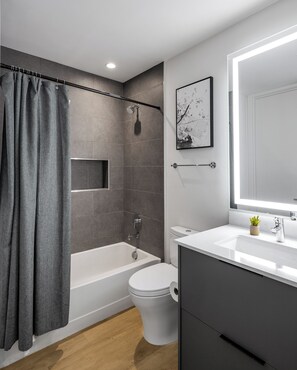 Suihku, hiustenkuivaaja, pyyhkeet