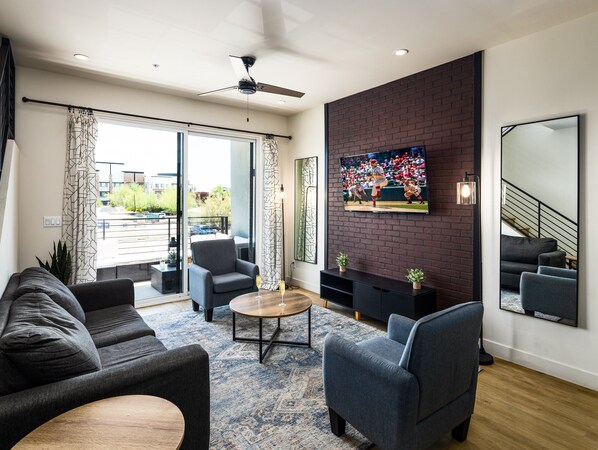 Smart TV, fireplace - Riot - Private Patios - Heart of Old Town (Scottsdale)