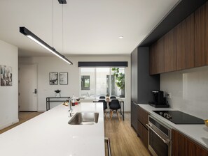 Een koelkast, een magnetron, een oven, een kookplaat