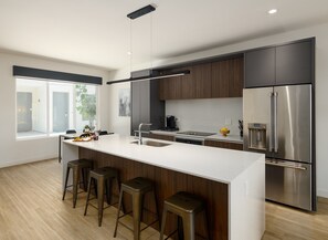 Een koelkast, een magnetron, een oven, een kookplaat