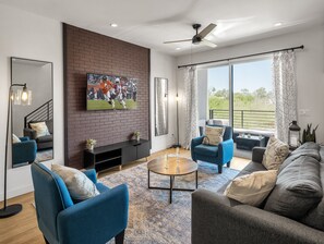 Een smart-tv en een open haard