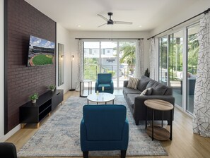 Smart TV, fireplace