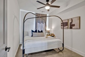 6 habitaciones, tabla de planchar con plancha y cuna de viaje 