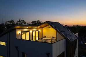 Terrace/patio - Enchant - Stunning City Views - Modern Luxe (Nashville)