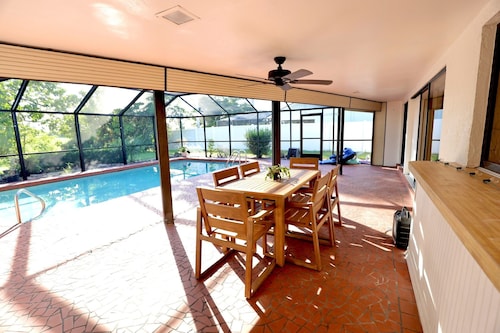 Ellis' Hideaway! Cozy 2-bedroom pool home with WiFi, AC in enjoyable Cape Coral