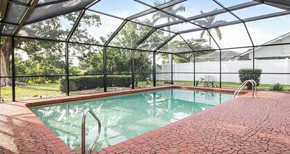 Ellis' Hideaway! Cozy 2-bedroom pool home with WiFi, AC in enjoyable Cape Coral