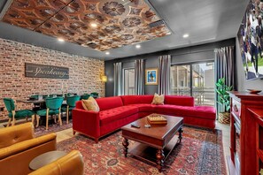 Smart-TV, Kamin, Tischtennisplatte, Bücher