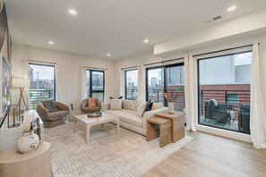 Smart-TV, Kamin, Tischtennisplatte, Bücher