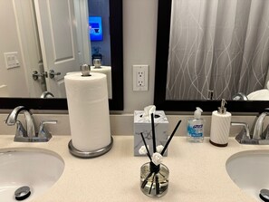 Een haardroger, handdoeken, zeep, shampoo