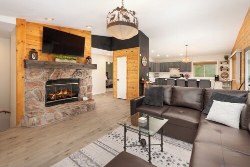 Pet Friendly, 4 Bedrooms + Game Room - Easy Walk to Lake Granby & Beacon Landing Marina