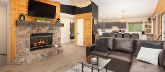 Pet Friendly, 4 Bedrooms + Game Room - Easy Walk to Lake Granby & Beacon Landing Marina