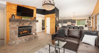 Pet Friendly Cabin! 4 Bedrooms + Game Room - Easy Walk to Lake Granby & Beacon Landing Marina