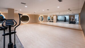 A gym with exercise equipment, a mirrored wall, and a wooden floor. - Apartment 'Oasis 325' with Sea View, Wi-Fi and Air Conditioning (Estepona)