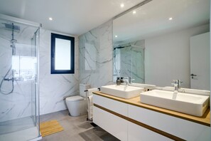Shower, hair dryer, towels - Apartment 'Oasis 325' with Sea View, Wi-Fi and Air Conditioning (Estepona)