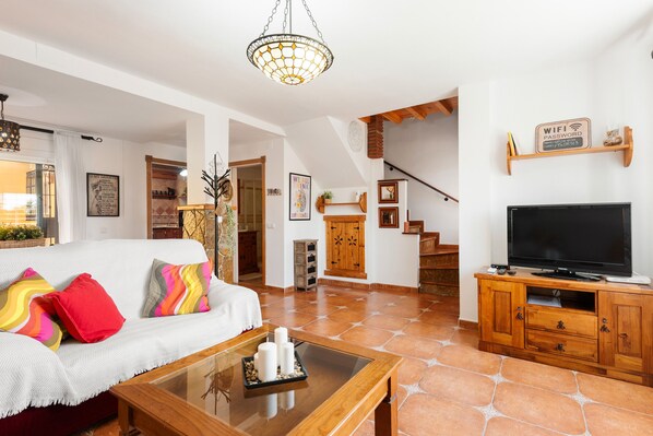 TV - Villa 'Emma' with Private Garden, Wi-Fi and Air Conditioning (Málaga)