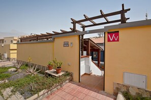 Property grounds - Holiday Home 'Alsen' with Private Terrace, Private Garden and Wi-Fi (Costa Calma)