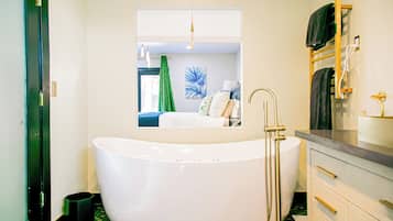 Regadera, tina de hidromasaje, secadora de cabello, bidet