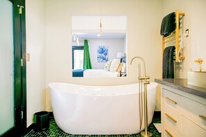 Douche, baignoire à jets, sèche-cheveux, bidet