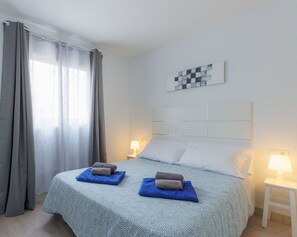 1 dormitori, planxa i posts de planxar i un bressol de viatge