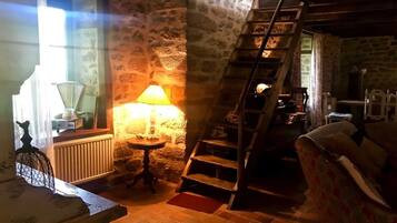 Televisión y chimenea