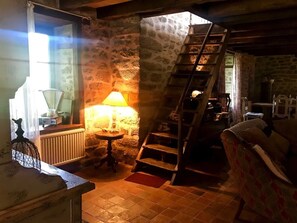 TV, fireplace - Holiday Home 'Charmant Moulin De Selves' with Private Garden (Auriac)