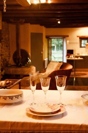 TV, fireplace - Holiday Home 'Charmant Moulin De Selves' with Private Garden (Auriac)