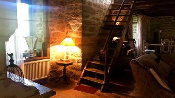 Een televisie en een open haard