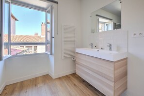 Dusche, Haartrockner, Handtücher