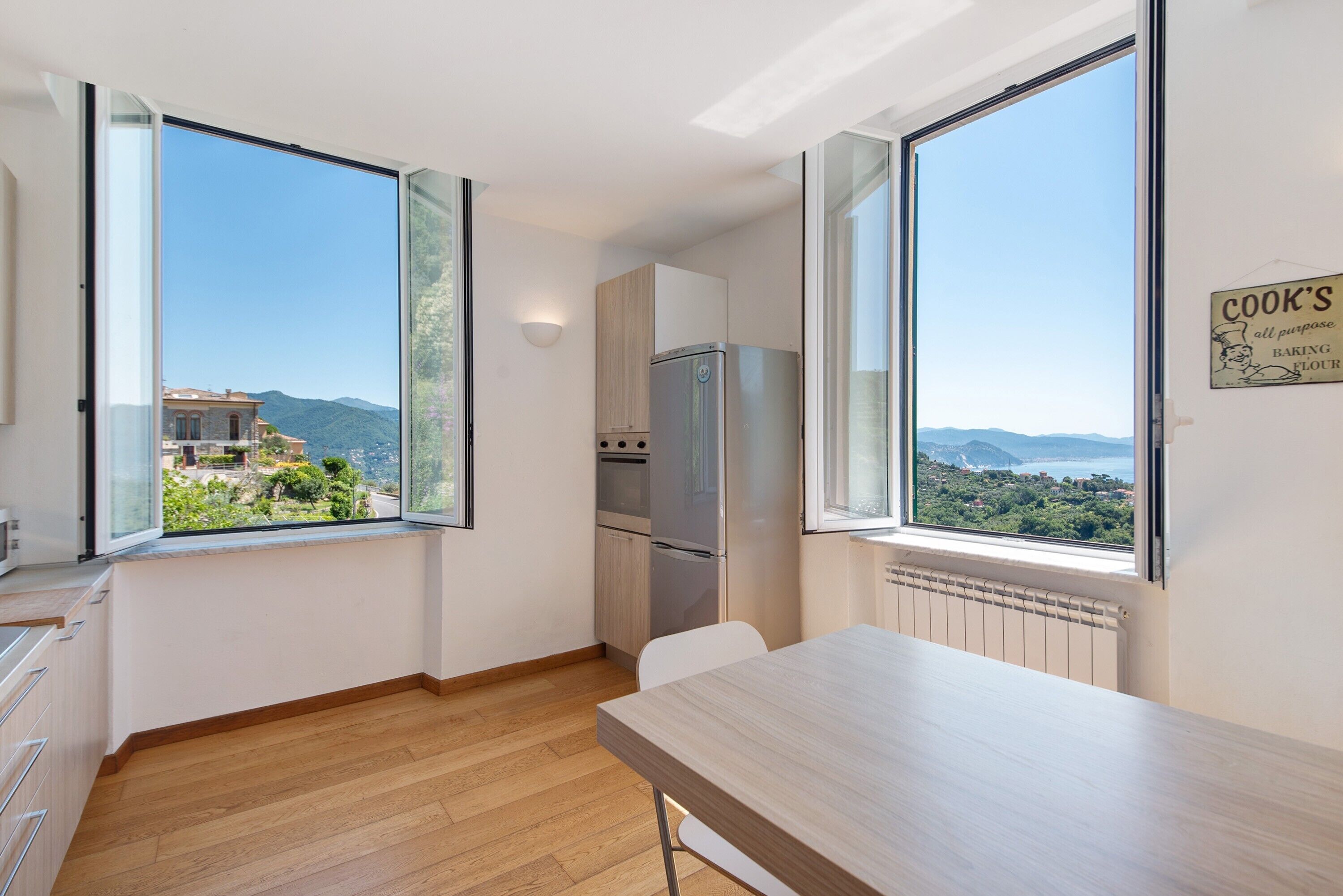 Kylskåp, mikrovågsugn, ugn och spishäll