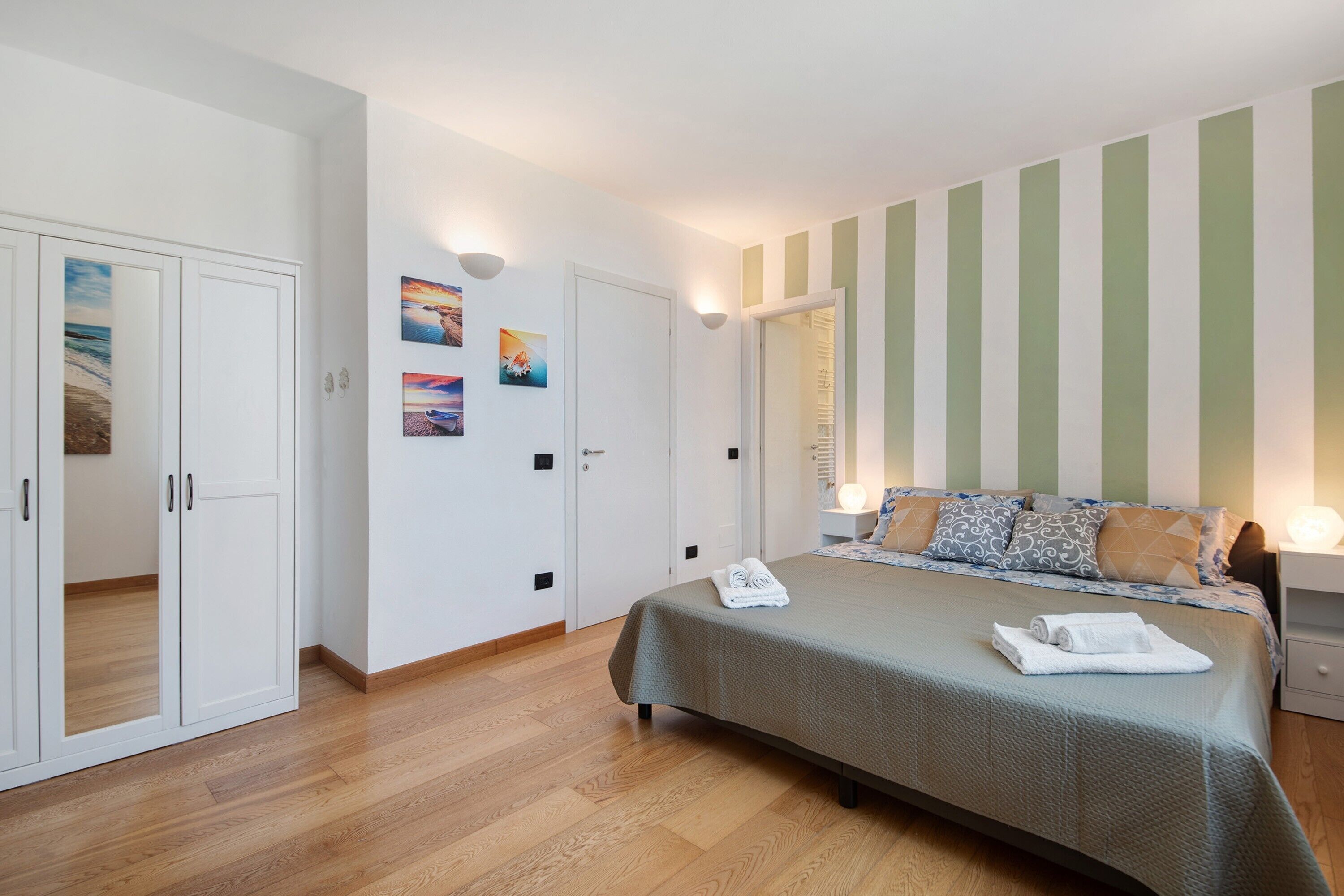 Ein Schlafzimmer mit einem Bett, einem Kleiderschrank und einem Nachttisch.