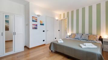 Ein Schlafzimmer mit einem Bett, einem Kleiderschrank und einem Nachttisch.