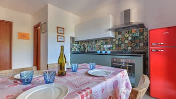 Réfrigérateur, plaque de cuisson, cafetière/bouilloire