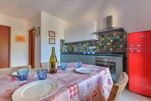 Jääkaappi, liesi, kahvin-/teenkeitin