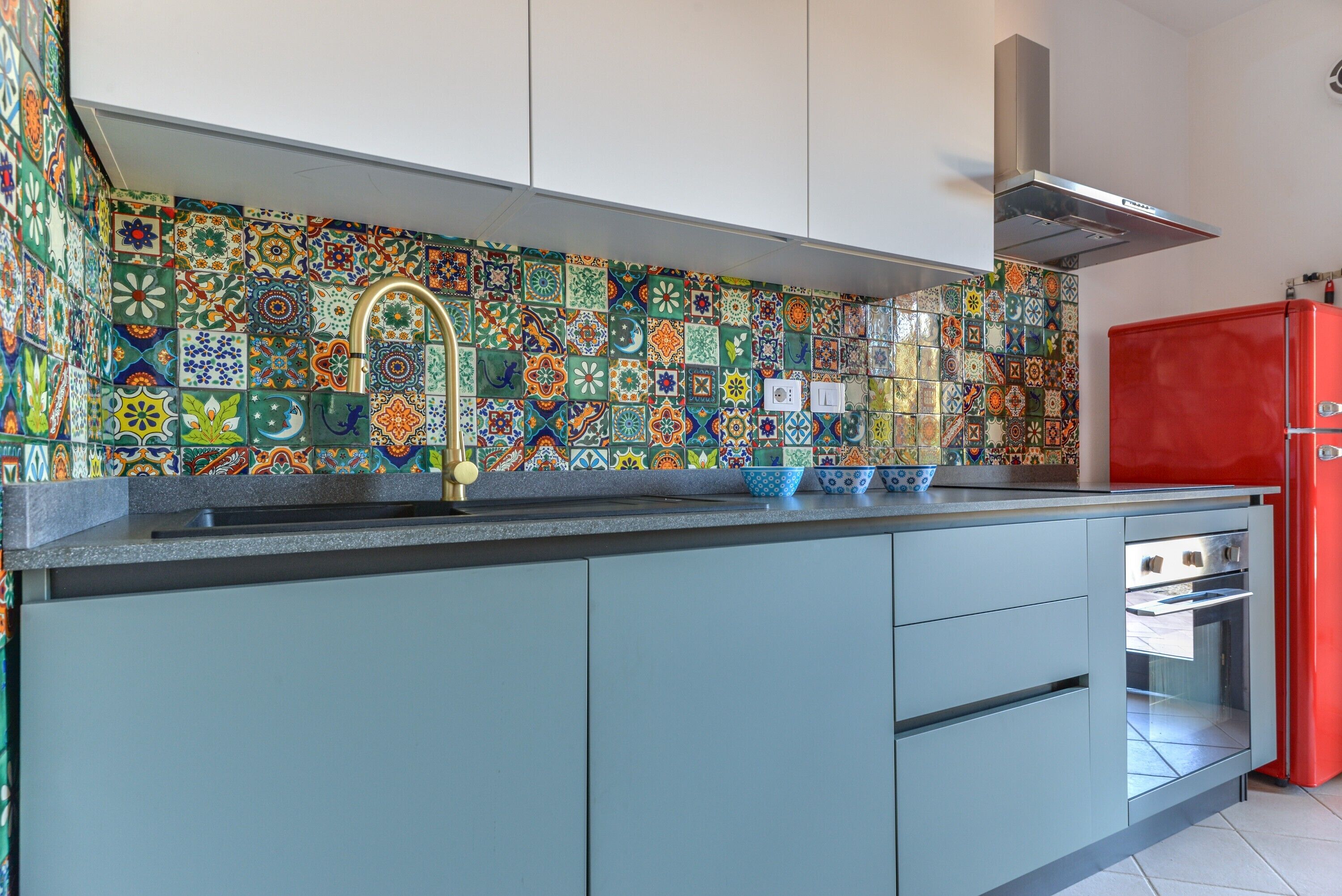 Geladeira, cooktop, cafeteira/chaleira