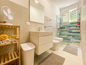 Regadera, secadora de cabello, toallas 