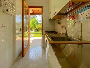 Fridge, microwave, oven, stovetop - Holiday Home 'Villa in the Ugento Natural Park' with Private Garden and Air Conditioning (Fontanelle)