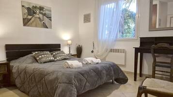 4 slaapkamers, een strijkplank/strijkijzer, gratis wifi, beddengoed