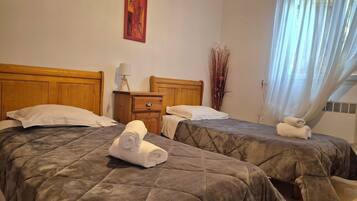 4 slaapkamers, een strijkplank/strijkijzer, gratis wifi, beddengoed