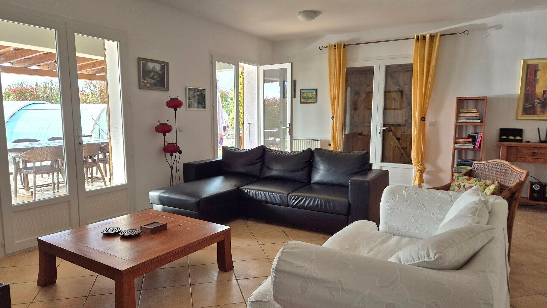 Een televisie en een open haard