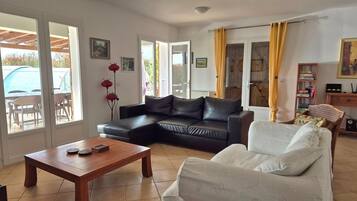 Een televisie en een open haard